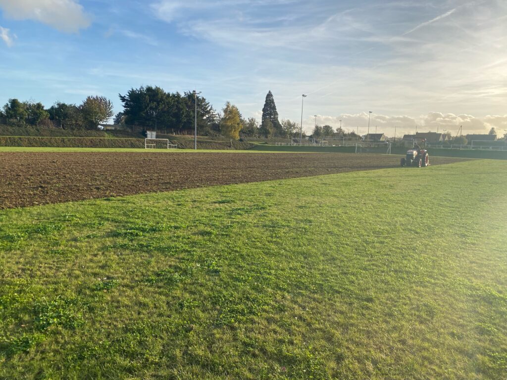 Terrassement dans le Calvados : préparation du sol avant engazonnement d'un terrain de sport, chantier STAPV