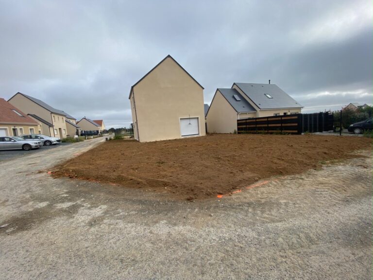 Terrain terrasse et nivele devant une maison neuve dans le Calvados