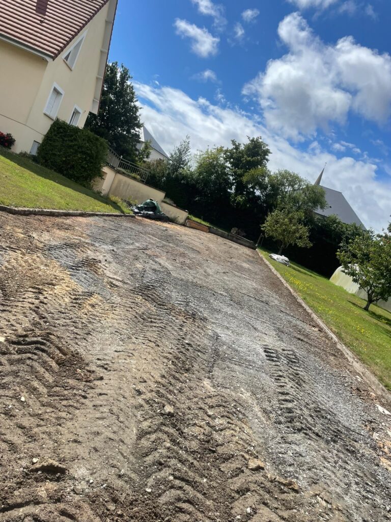 Terrain décapé et remis à plat devant une maison