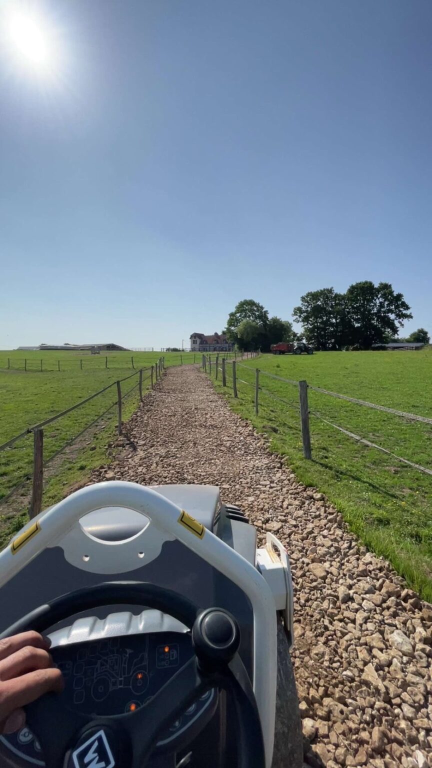 Chantier de terrassement dans le Calvados : chemin empierré en cours de création par la Sarl STAPV, vue depuis l'engin