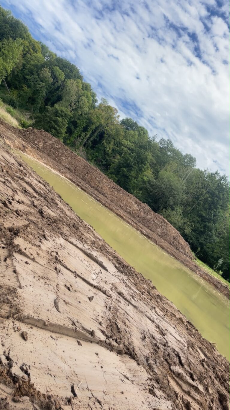 Fouille de terrassement en eau pour un dispositif d'assainissement
